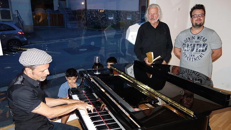 Kai Deckelmann am Klavier und Ingo Cesaro mit Gedichten gestalteten eine zweistündige Performance im früheren Modehaus Mohr in Nordhalben. Norbert Neugebauer