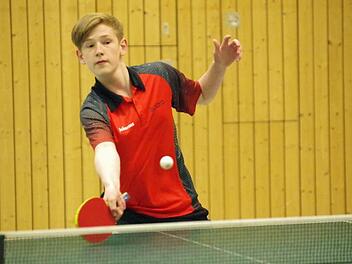 Der 19-jährige Johannes Scherbel (Bild) vom TSV Teuschnitz blieb in der Partie beim TSV Windheim II (8:8) in seinen beiden Einzeln sowie im Eingangs- und Schlussdoppel mit Wolfgang Fröba ungeschlagen.  Foto: H. Franz