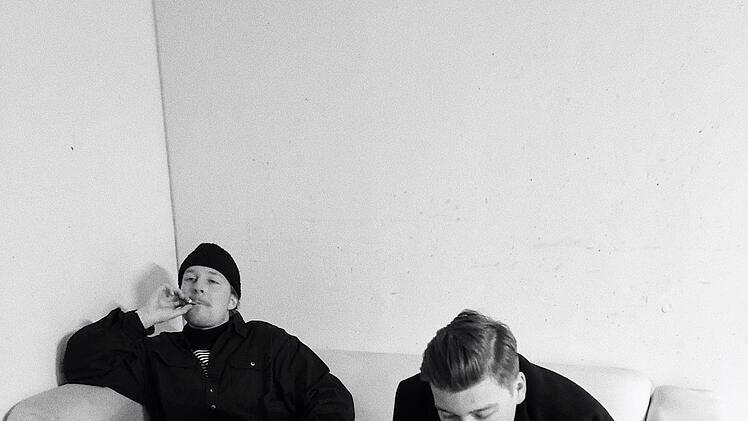 In Würzburg löste die Polizei eine Feier mit mehreren Jugendlichen auf - sie hatten nicht nur gegen die Corona-Regeln verstoßen, sondern auch Drogen konsumiert. Symbolbild: Vanessa Votta/Unsplash.com