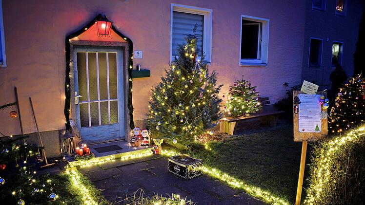 Die geschmückten Christbäume vor den Häusern in der Schulstraße 9 und 11 in Scherneck waren ein schöner Anblick und dienten gleichzeitig einem guten Zweck.  Foto: privat