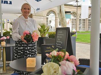 Daniele Rauschenbach vom "Café Lavazza Rossini" in Bad Kissingen hat die Tische hergerichtet. Foto: Peter Rauch
