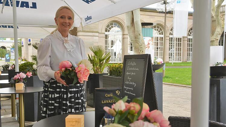 Daniele Rauschenbach vom "Café Lavazza Rossini" in Bad Kissingen hat die Tische hergerichtet. Foto: Peter Rauch