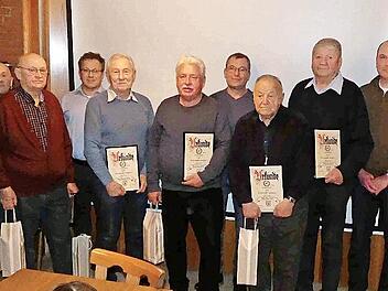 Die Geehrten der Feuerwehr Haundorf-Beutelsdorf mit Urkunden