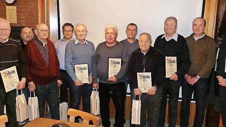 Die Geehrten der Feuerwehr Haundorf-Beutelsdorf mit Urkunden