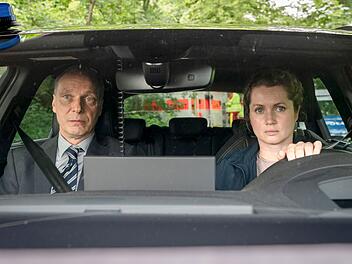 Sonst saß er vorwiegend im Büro. Jetzt ist er mittendrin in einer Ermittlung: Peter Schnabel (Martin Brambach) fährt mit Leonie Winkler (Cornelia Gröschel) zu einem Tatort.