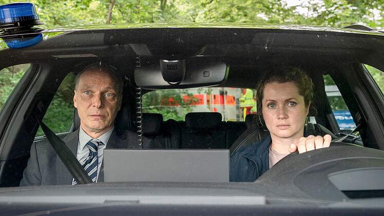 Sonst saß er vorwiegend im Büro. Jetzt ist er mittendrin in einer Ermittlung: Peter Schnabel (Martin Brambach) fährt mit Leonie Winkler (Cornelia Gröschel) zu einem Tatort.