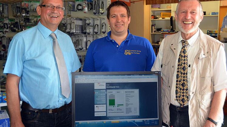 Überzeugt von der Leistungsfähigkeit haben sich (v.l.): Jürgen Weigand von HAB-Net, Peter Hartmann vom gleichnamigen Computerservice und Bürgermeister Waldemar Bug. Fotos: Peter Rauch