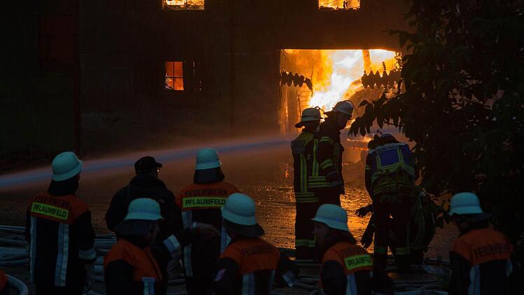 Am Dienstagnachmittag (06.08.2013) kam es in Aha zu einem Vollbrand einer Scheune. Der Brand wurde durch einen Blitzschlag ausgeloest. In der Scheune befanden sich zahlreiche Rinder, die aber noch rechtzeitig aus den Flammen befreit werden konnten. Personen kamen nach ersten Aussagen nicht zu Schaden. Insgesamt waren 150 Feuerwehrleute im Einsatz. Foto: News5 / Goppelt