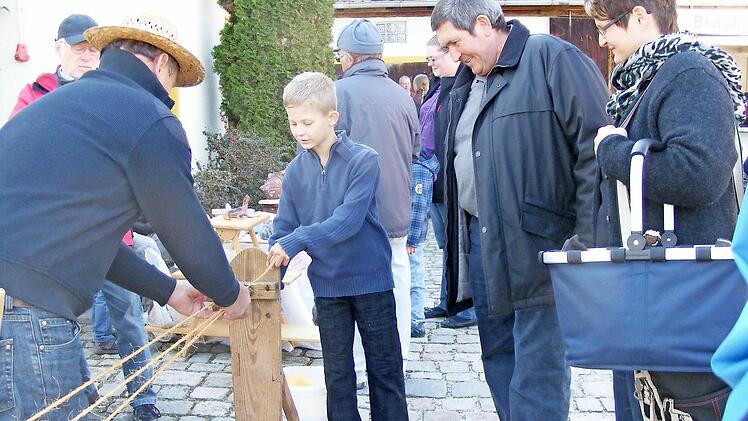 Leonard Burkard demonstrierte die frühere Herstellung von Seilen. Gerhard Schmidt bot Meerrettich-Spezialitäten aus eigenem Anbau.