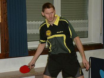 Zwei starke Vorstellungen im Einzel lieferte der Neufanger Ersatzspieler Michael Beitzinger gegen die SG Regnitzlosau ab. Doch trotz seiner zwei Siege hatte die DJK mit 7:9 das Nachsehen. Foto: Hans Franz