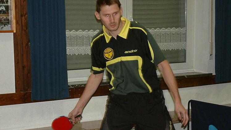 Zwei starke Vorstellungen im Einzel lieferte der Neufanger Ersatzspieler Michael Beitzinger gegen die SG Regnitzlosau ab. Doch trotz seiner zwei Siege hatte die DJK mit 7:9 das Nachsehen. Foto: Hans Franz