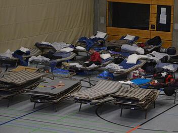 Die Notunterkunft in Neustadt bedeutet für die Flüchtlinge aus dem Kosovo - so provisorisch eingerichtet sie auch ist - dass sie zumindest ein Dach über dem Kopf haben und genug zu Essen bekommen. Foto: Rainer Lutz