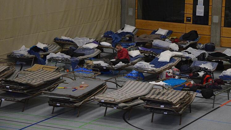 Die Notunterkunft in Neustadt bedeutet für die Flüchtlinge aus dem Kosovo - so provisorisch eingerichtet sie auch ist - dass sie zumindest ein Dach über dem Kopf haben und genug zu Essen bekommen. Foto: Rainer Lutz