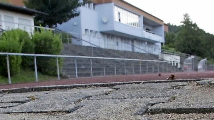 Die gepflasterten Wege sind voller Stolperstellen.