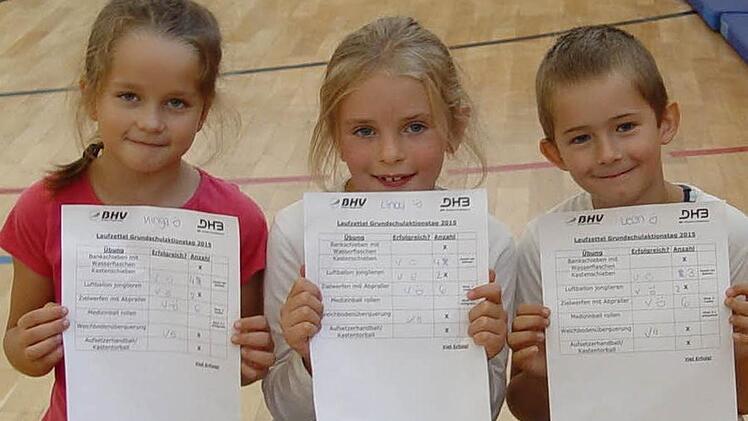 Kinga Nowak (Handballerin), Linda Kopp (kegelt, turnt und schwimmt) und Leon Kammerer (aktiver Fußballer) präsentieren stolz ihre Laufzettel. Foto: Brigitta Kempe-Wolf