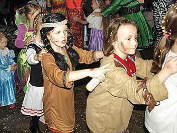 Polonaise beim Kinderfasching Steinwiesen Foto: Susanne Deuerling