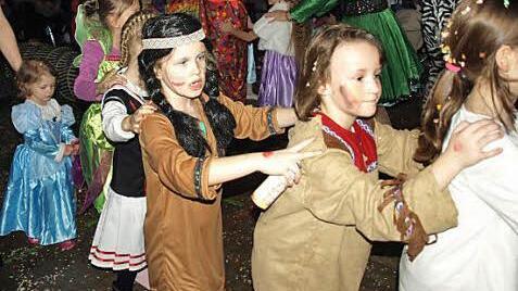 Polonaise beim Kinderfasching Steinwiesen Foto: Susanne Deuerling