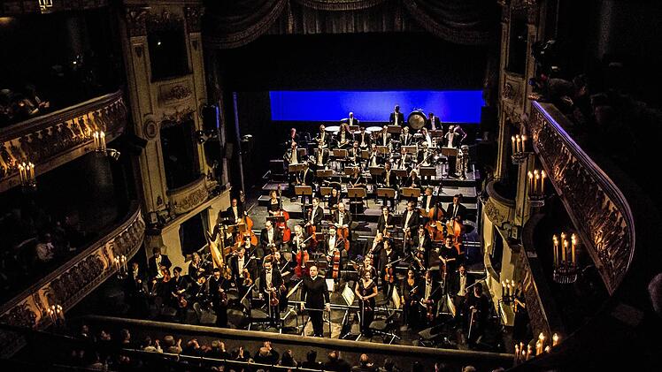 Unter der Leitung von Coburgs Generalmusikdirektor Roland Kluttig interpretierte das Philharmonische Orchester des Landestheaters Werke von Tschaikowsky ud Prokofjew. Foto: Jochen Berger