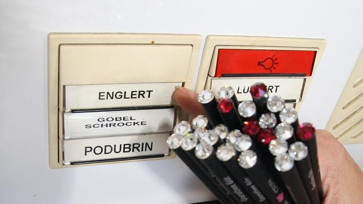 Die Glitzerbleistifte in der Hand klingelt sich Dorothee Bär durch.