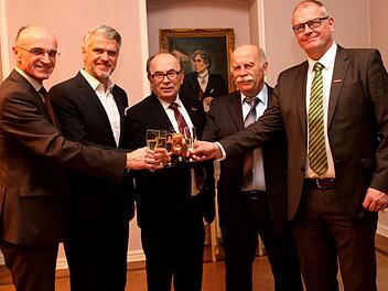 Auf ein gutes Gelingen des Neuen Jahres 2018 stoßen hier an (von links) Landrat Wilhelm Schneider, MdL Steffen Vogel, HWK-Präsident Walter Heußlein, Kreishandwerksmeister Hans-Georg Häfner und Paul Ludwig, Hauptgeschäftsführer der HWK-Unterfranken.Günther Geiling