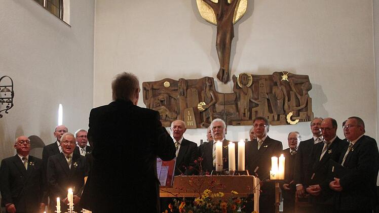 Der Gesangverein Weiher-Mangersreuth gab unter der Leitung von Walter Schleicher eine Kostprobe seines Könnens.  Fotos: Sonny Adam