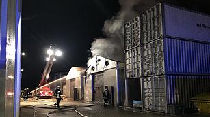 Erlangen-Eltersdorf: Firma für Umwelttechnik  brennt – Anwohner sollen Türen und Fenster schließen