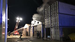 Erlangen-Eltersdorf: Firma für Umwelttechnik  brennt – Anwohner sollen Türen und Fenster schließen