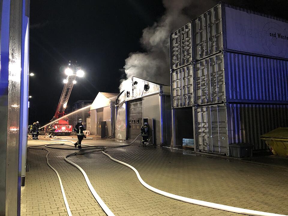 Erlangen-Eltersdorf: Firma für Umwelttechnik  brennt – Anwohner sollen Türen und Fenster schließen