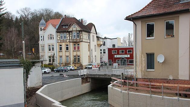 Ein Blick auf die eher unscheinbare Br&uuml;cke im Kanonenweg: Im Vordergrund das bereits breit ausgebaute Flussbett der Lauter, im Hintergrund das Outdoorgesch&auml;ft "Der Skandinavier", das von der XXL-Baustelle besonders betroffen sein wird.