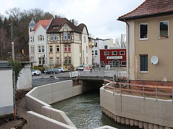 Ein Blick auf die eher unscheinbare Brücke im Kanonenweg: Im Vordergrund das bereits breit ausgebaute Flussbett der Lauter, im Hintergrund das Outdoorgeschäft "Der Skandinavier", das von der XXL-Baustelle besonders betroffen sein wird.