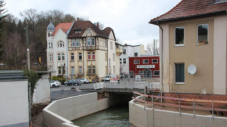 Ein Blick auf die eher unscheinbare Brücke im Kanonenweg: Im Vordergrund das bereits breit ausgebaute Flussbett der Lauter, im Hintergrund das Outdoorgeschäft "Der Skandinavier", das von der XXL-Baustelle besonders betroffen sein wird.