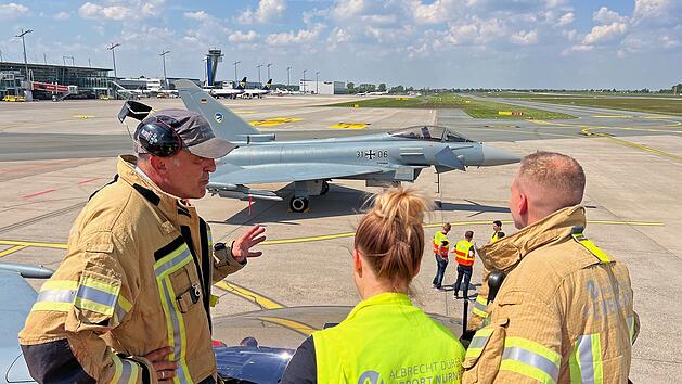 Flughafen N&uuml;rnberg: Eurofighter treffen auf Feuerwehr -
