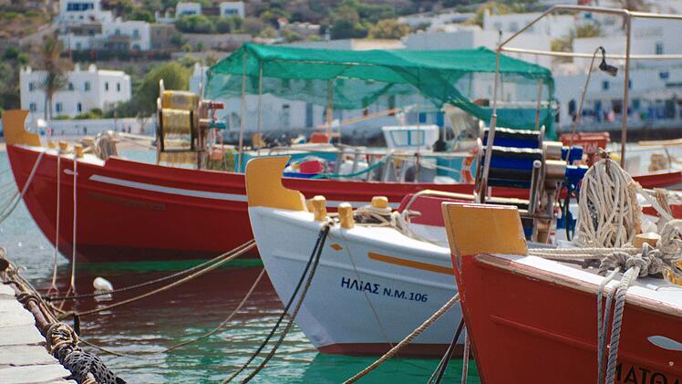 Boote im Hafen von Mykonos-Stadt. Viele Strände sind immer noch nur mit ihnen erreichbar.