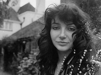 Die Ausnahmekünstlerin Kate Bush ist nur noch selten öffentlich zu sehen. ARTE widmet der Sängerin am Freitag, 10. Oktober, um 21:40 Uhr die Dokumentation "Kate Bush: Intensiv und andersartig".