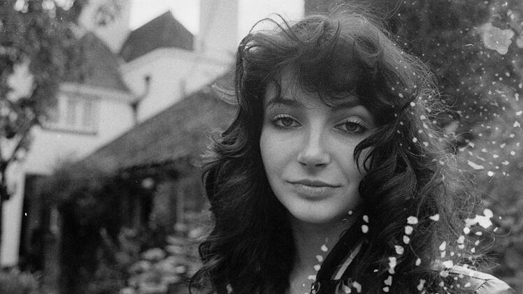 Die Ausnahmekünstlerin Kate Bush ist nur noch selten öffentlich zu sehen. ARTE widmet der Sängerin am Freitag, 10. Oktober, um 21:40 Uhr die Dokumentation "Kate Bush: Intensiv und andersartig".