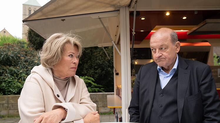 Wilsberg (Leonard Lansink) versucht Kriminalhauptkommissarin Anna Springer (Rita Russek) mit einem Mittagessen an der Imbissbude aufzuheitern.