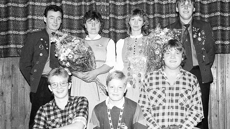 K&ouml;nigsschie&szlig;en bei "Hubertus" Stangenroth: (hinten, von links) Sch&uuml;tzenmeister Willi Kirchner, 1. Ritter Marie Kr&auml;mer, K&ouml;nigin Silvia Metz, 2. Ritter J&uuml;rgen Metz sowie (vorne, von links) 2. Jugendritter Peter Metz, Jugendk&ouml;nig J&uuml;rgen Wehner und 1. Ritter Paul Metz.