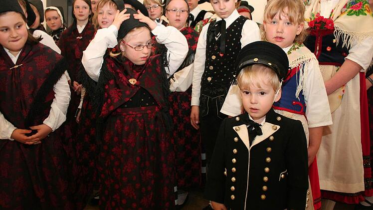 Der kleine Vincenz mit der Kindergruppe des Trachtengauverbands Oberfranken