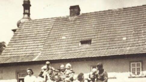 Dieser deutsche Panzer machte in Ermershausen Halt und wurde sofort von den Kindern erklommen.