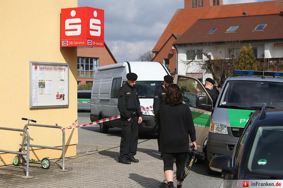 Bankfiliale in Kornburg ueberfallen - Taeter noch auf der Flucht