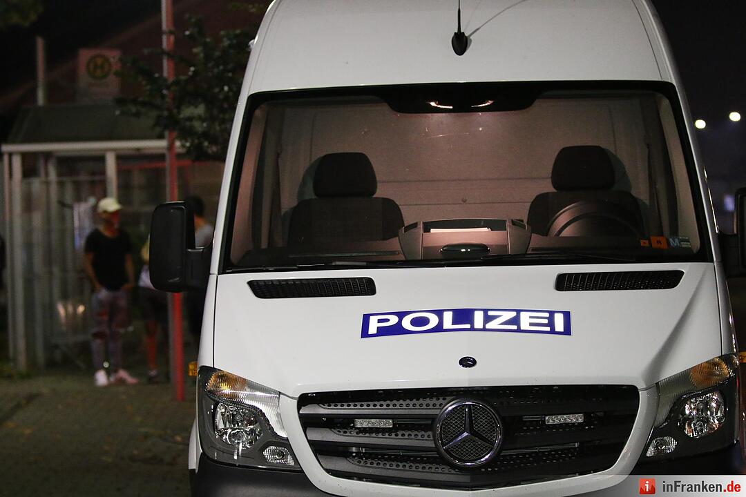 Herrenloser Koffer im Zug gefunden - Bombenraeumkommando gibt Entwarnung