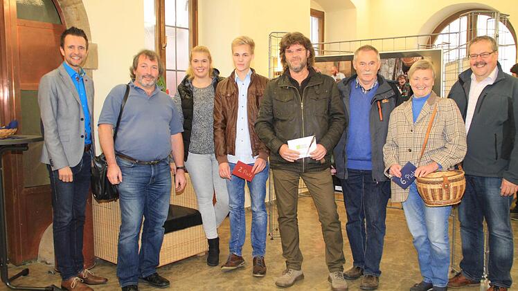 Bürgermeister Andreas Hügerich (links) und ZEF-Geschäftsführer Manfred Rauh (rechts) mit den Gewinnern des diesjährigen Fotowettbewerbs "Fokus Korbmarkt". Foto: Gerda Völk