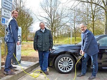 Am Landratsamt gibt es jetzt eine Ladestation für Elektroautos (von links): Daniel Kairies, Ferenc Bátyi und Michael Busch. Foto: Rainer Lutz