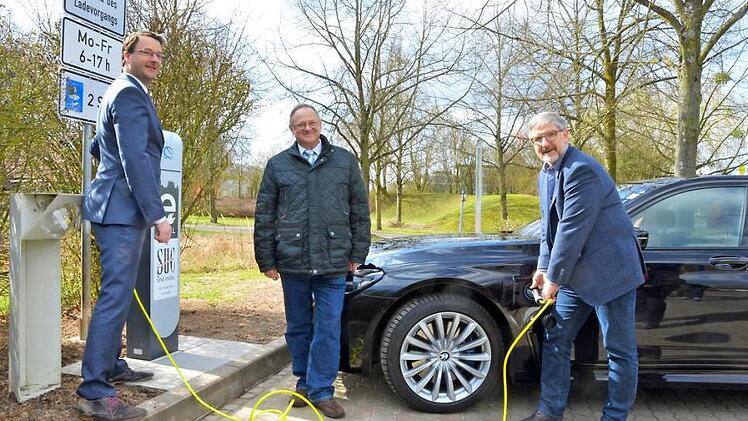 Am Landratsamt gibt es jetzt eine Ladestation für Elektroautos (von links): Daniel Kairies, Ferenc Bátyi und Michael Busch. Foto: Rainer Lutz