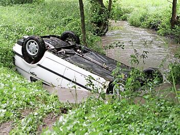 Mit dem Dach nach unten landete der Golf des 20-J&auml;hrigen im rauschenden Ebelsbach. Mit Gl&uuml;ck konnte sich der Fahrer selbst vor dem Ertrinken retten.  Foto: G&uuml;nther Geiling