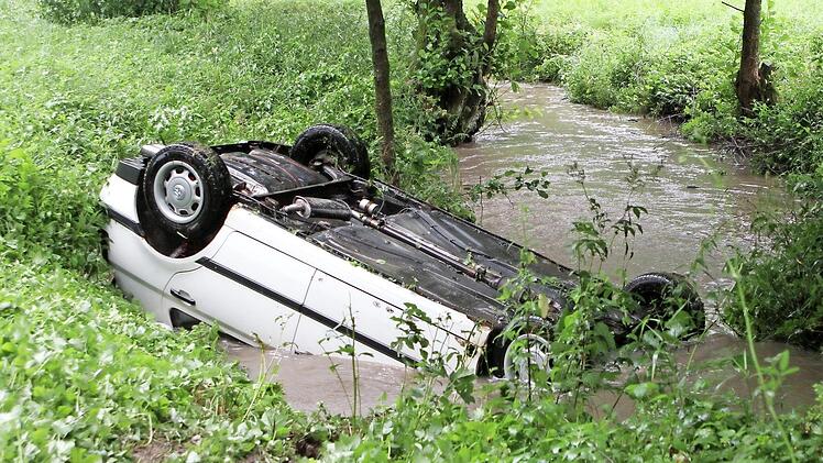 Mit dem Dach nach unten landete der Golf des 20-J&auml;hrigen im rauschenden Ebelsbach. Mit Gl&uuml;ck konnte sich der Fahrer selbst vor dem Ertrinken retten.  Foto: G&uuml;nther Geiling