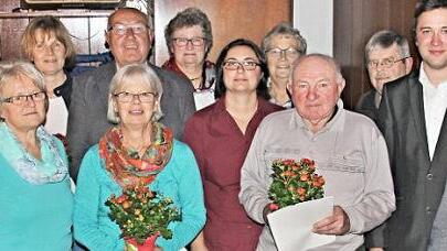 Zum Jubiläum des Obst- und Gartenbauvereins Altenstein wurden geehrt (mit Funktionären und Bürgermeister; von links): Trudi Rößner, Arno Welz, Birgit Bayer, Sonja Treiber, Günther Kraus, Brigitte Korn, Hildegard Prediger, Petra Binger, Margit Kraus, Rudolf Kraus, Peter Korn, Michael Denninger, Harald Deringer.  Foto: Will