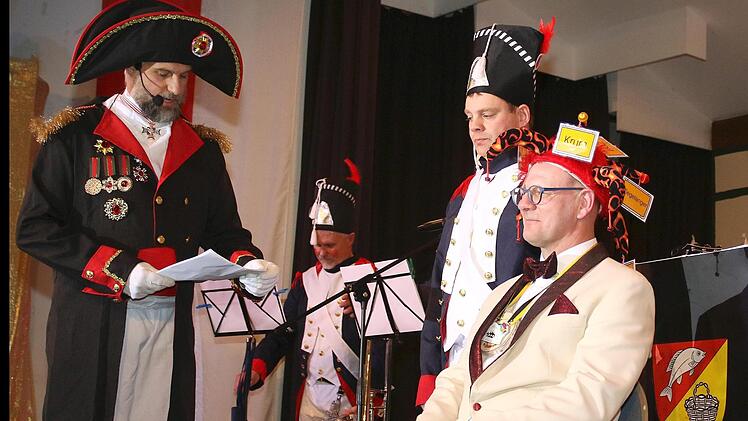 Die "Sander Franzosen" mit ihrem Anführer Udo Rippstein (links) nahmen den Zeiler "Ortssprecher" Thomas Stadelmann in die Mangel.