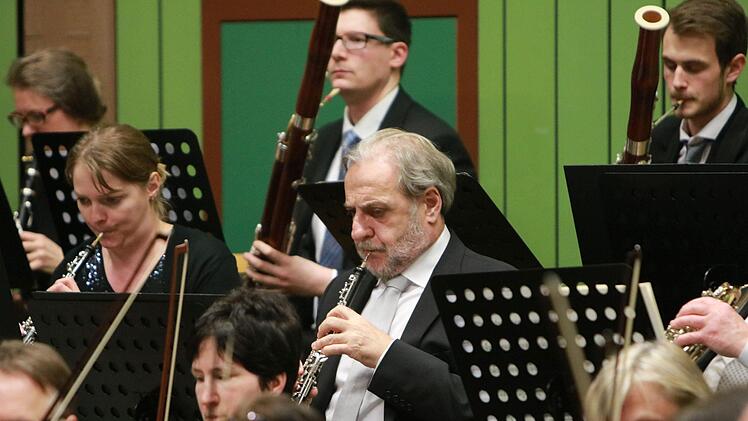 Das Orchester der Musikfreunde Neustadt unter Leitung von Hans Stähli beeindruckte mit seinem Sinfoniekonzert in der Mehrzweckhalle Heubischer Straße.Foto: Jochen Berger