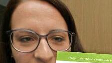 Eva Pfeil von der Kommunalen Jugendarbeit zeigt das Formular "Erziehungsbeauftragung", besser bekannt als "Mutti-Zettel".